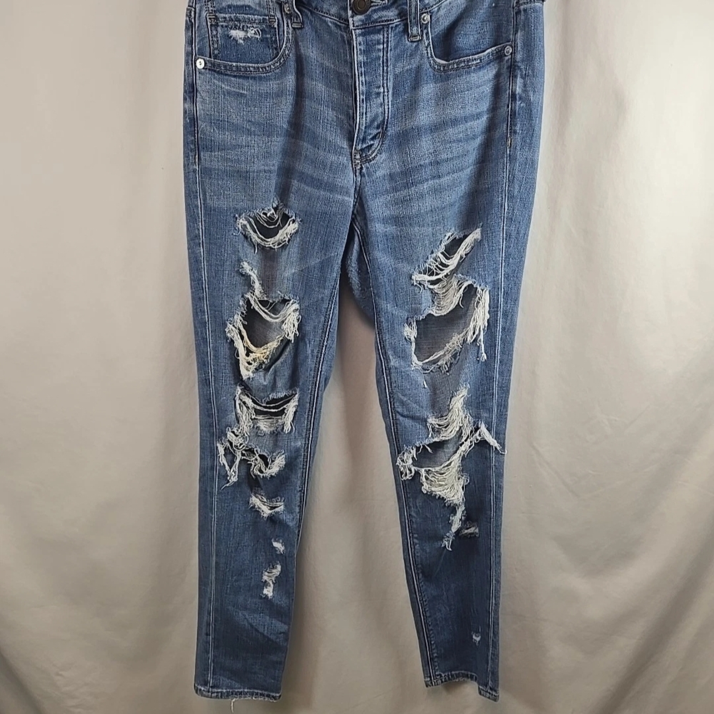 American Eagle Women's Jeans Size 4 Tomgirl Mid Rise Light Wash Distressed